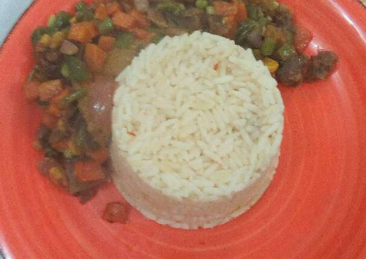 Gizz dodo in Veggie sauce served with peppers rice