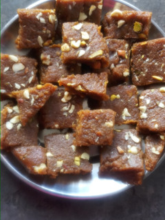 आम बेसन बर्फी (Aam Besan Barfi recipe in Hindi) रेसिपी मुख्य फोटो