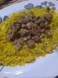 Arroz al curry con cubos de hígado