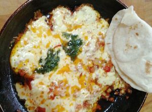 Una foto de Queso fundido con chorizo