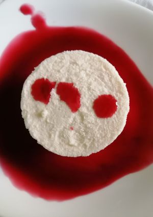 Una foto de Panna cotta de coco con coulis de jamaica y mezcal