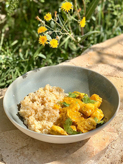 Una foto de Pollo al curry fit con bulgur