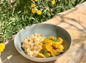 Una foto de Pollo al curry fit con bulgur