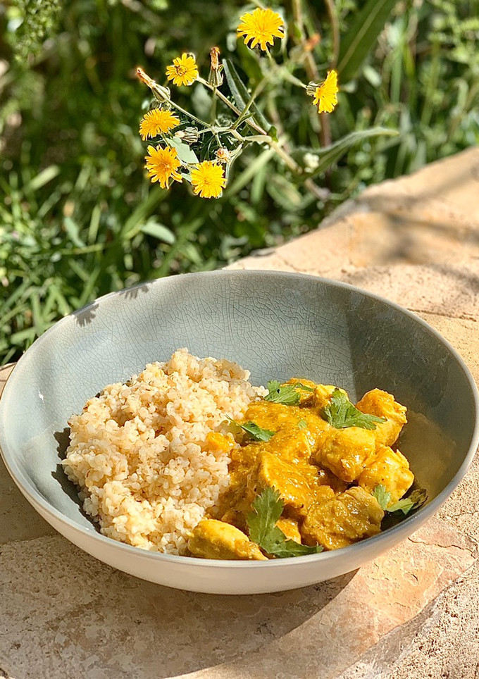 Una foto de Pollo al curry fit con bulgur