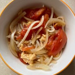 A picture of Egg tomato noodles.