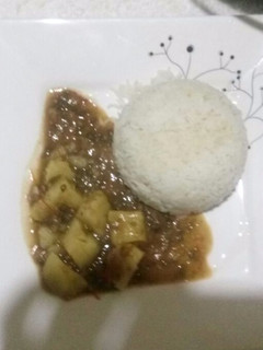 A picture of Rice and dengu stew(greengrams).