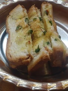 ગાર્લિક બ્રેડ (garlic bread recipe in gujarati) રેસીપી મુખ્ય ફોટો