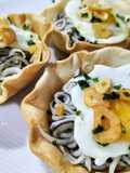 Cestitas de gulas con huevos de codorniz