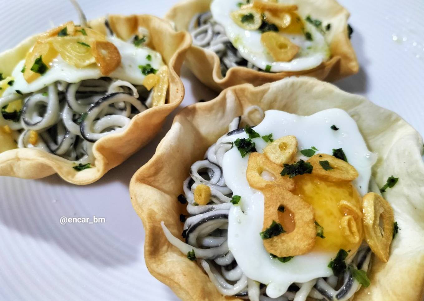Cestitas de gulas con huevos de codorniz