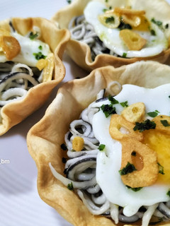 A picture of Cestitas de gulas con huevos de codorniz.