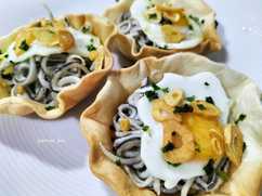 Cestitas de gulas con huevos de codorniz