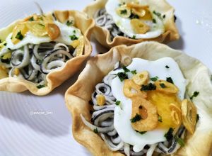 Una foto de Cestitas de gulas con huevos de codorniz