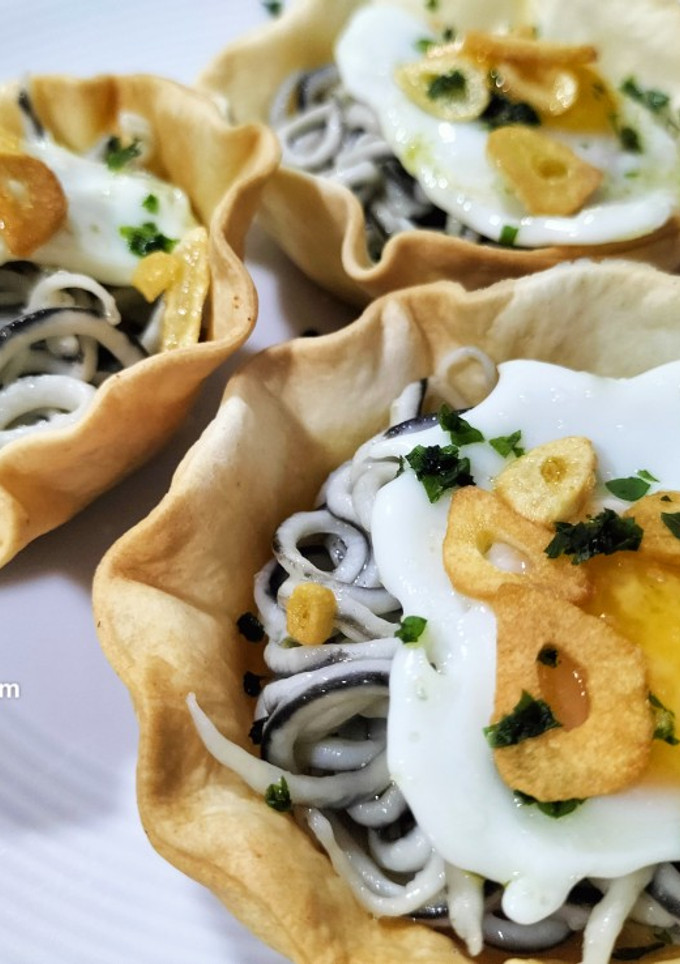 Una foto de Cestitas de gulas con huevos de codorniz