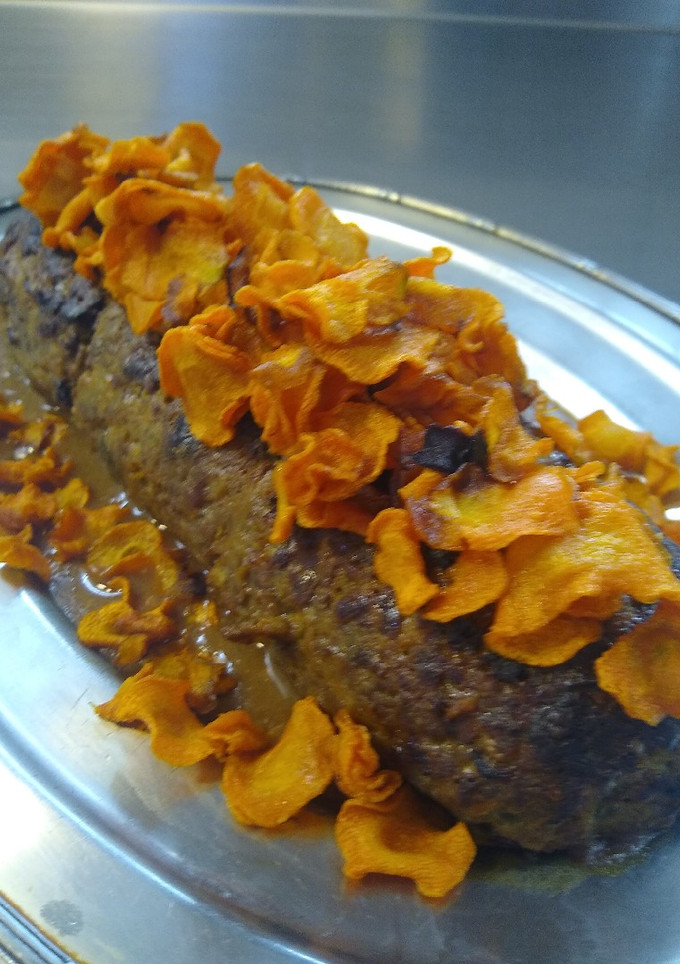 Una foto de Pan de carne con chips de zanahoria fritas