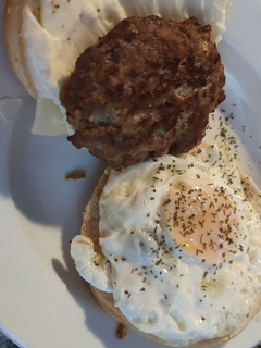 Una foto de Hamburguesa Casera con huevo frito y queso