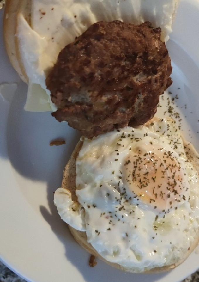 Una foto de Hamburguesa Casera con huevo frito y queso