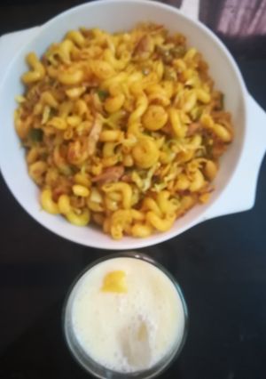 A picture of Macaroni with mango shake.