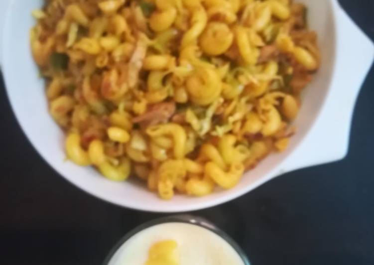 Macaroni with mango shake