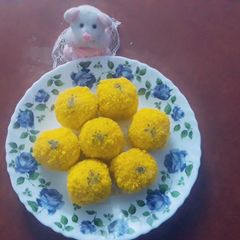 A picture of Rava ladoo.