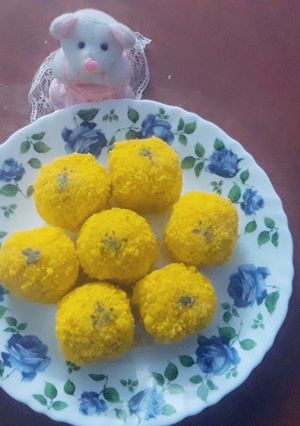 A picture of Rava ladoo.