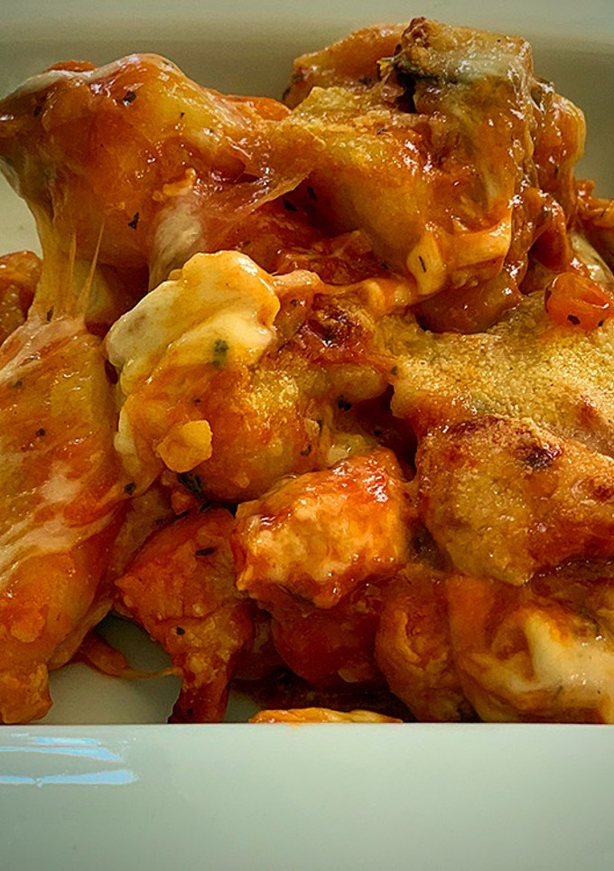 Una foto de Ñoquis, pavo marinado y berenjena