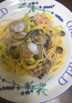 A picture of Clam and bacon pasta.