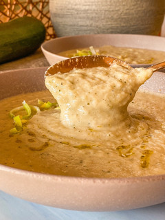 Una foto de Crema de puerros, coliflor y calabacín