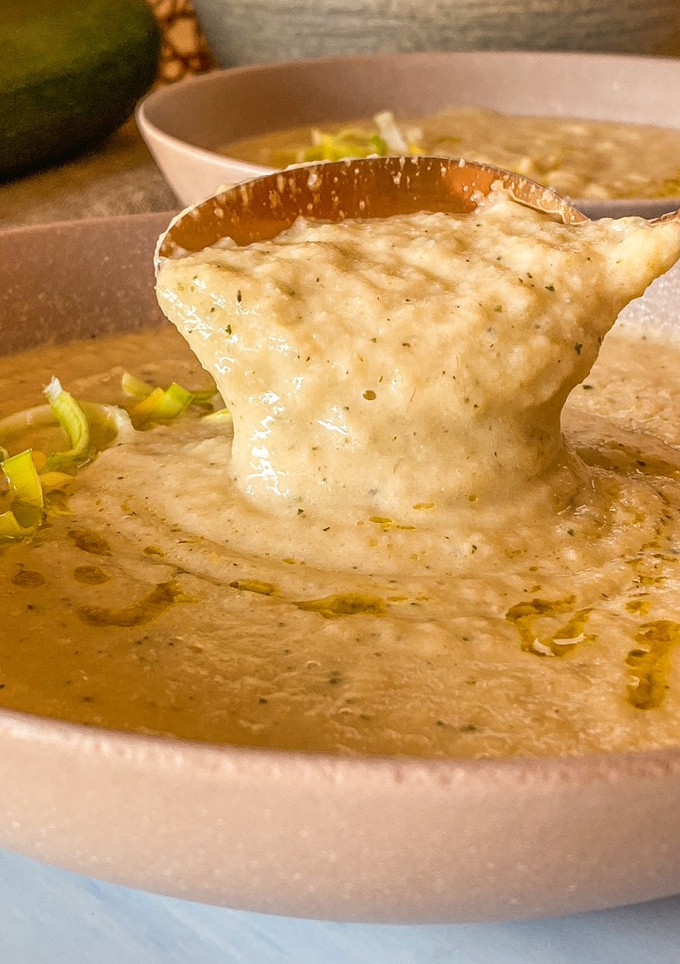 Una foto de Crema de puerros, coliflor y calabacín