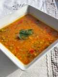 Sopa súper saludable con verduras, lentejas rojas y miso