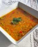 Sopa súper saludable con verduras, lentejas rojas y miso
