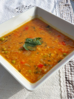 Una foto de Sopa súper saludable con verduras, lentejas rojas y miso