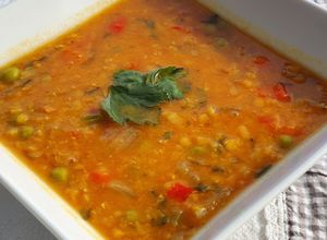 Una foto de Sopa súper saludable con verduras, lentejas rojas y miso