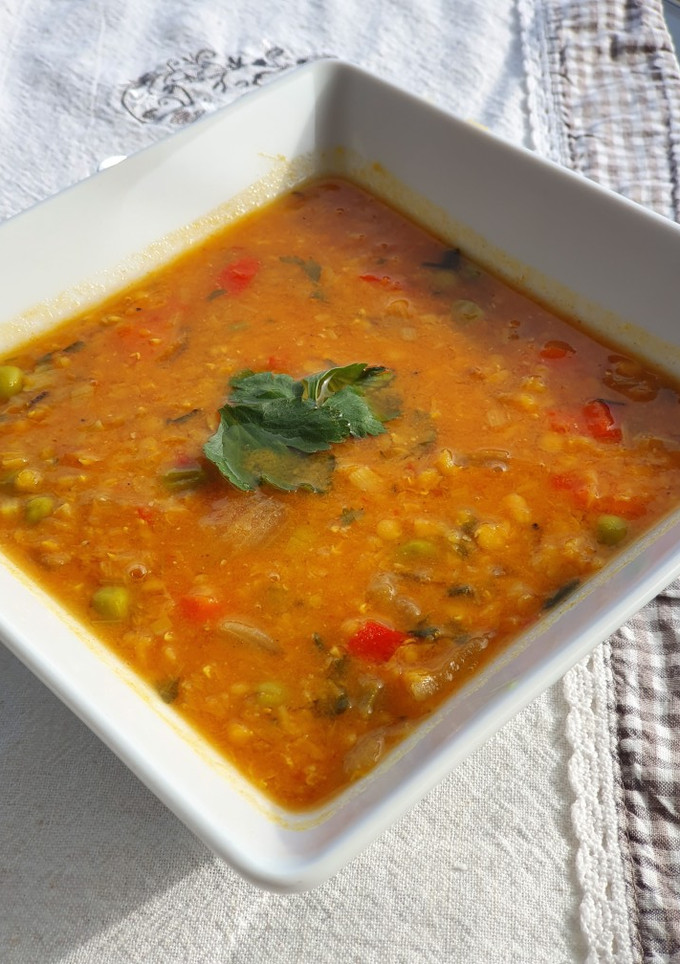 Una foto de Sopa súper saludable con verduras, lentejas rojas y miso