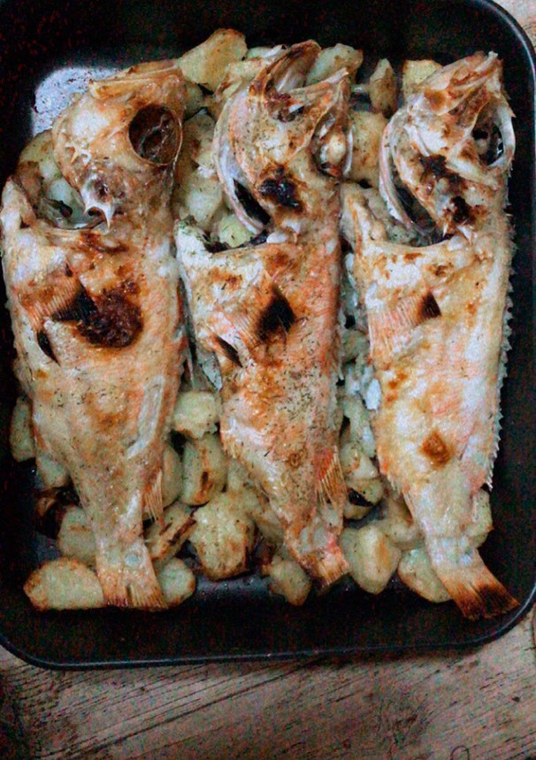 Una foto de Cabracho al horno con patatas