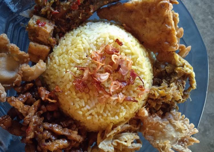 Cara Gampang Menyiapkan Nasi kuning sederhana rice cooker😊 yang Enak Banget
