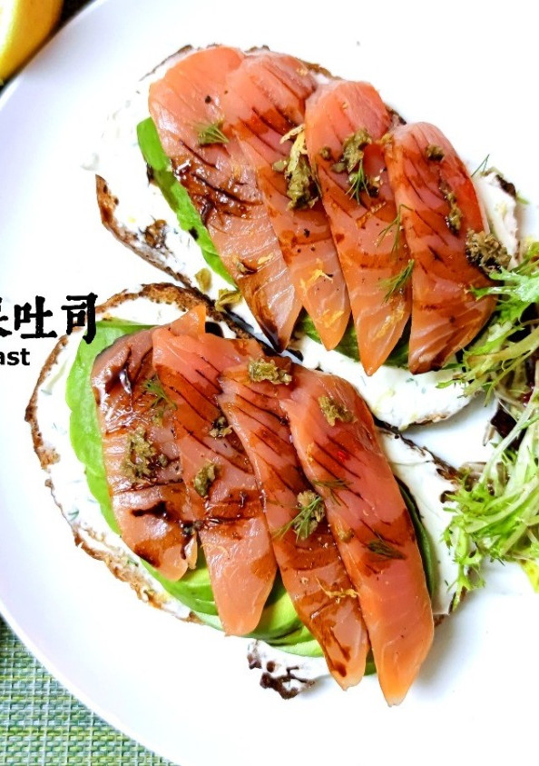簡易早餐篇｜簡易三文魚牛油果吐司 的食譜成品照片