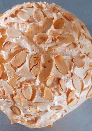 Hình của món Bánh souffle hạnh nhân làm từ lòng trắng trứng.