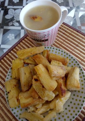 Una foto de Quaker con manzana y yucas fritas