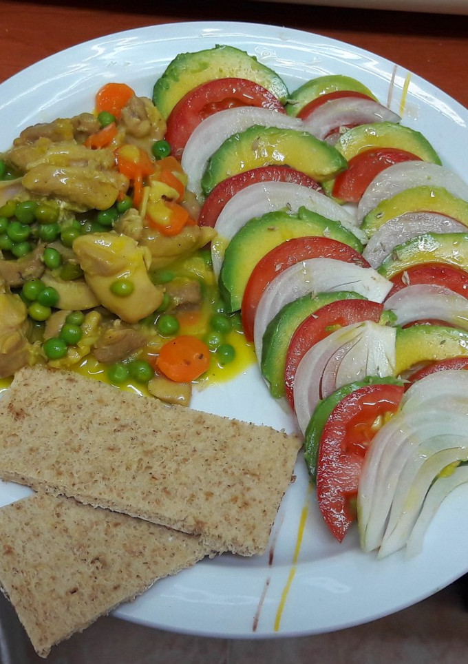 Una foto de Pollo al vino estofado con verduras y ensalada