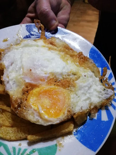 Una foto de Patatas 🥔 fritas con huevos 🥚fritos con puntilla