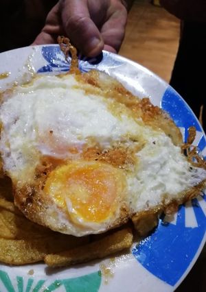 Una foto de Patatas 🥔 fritas con huevos 🥚fritos con puntilla