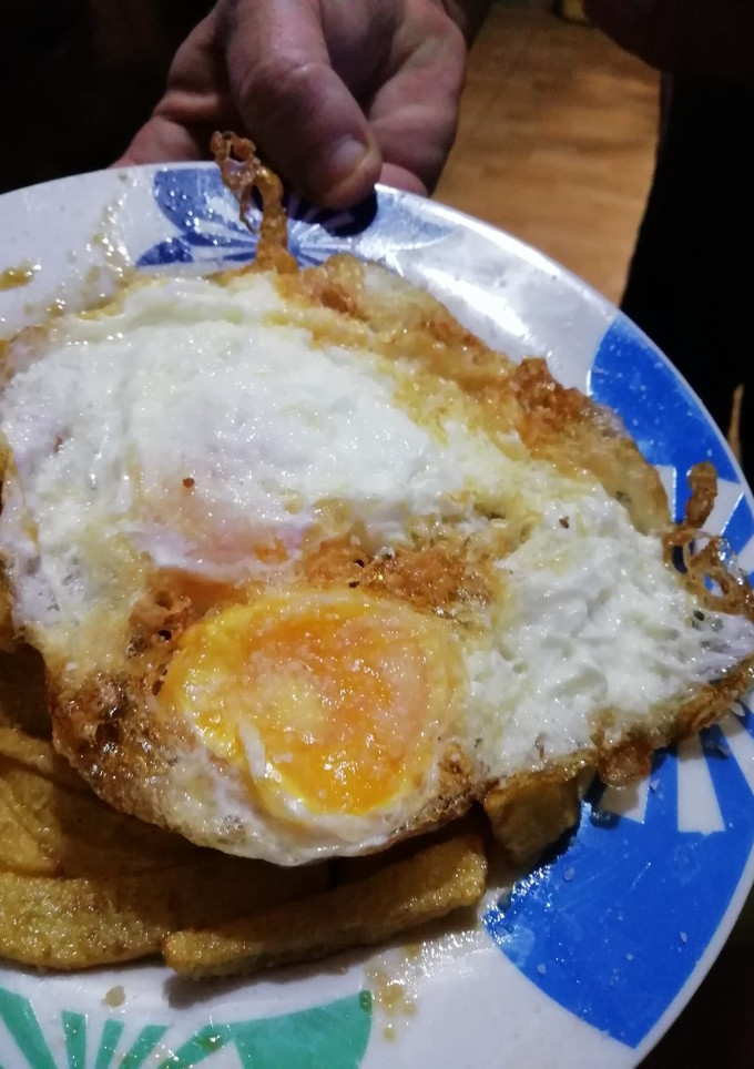 Una foto de Patatas 🥔 fritas con huevos 🥚fritos con puntilla