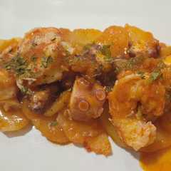 Una foto de Pulpo y gambones con patatas