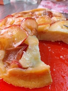 Una foto de Torta de manzanas invertidas sin tacc 🍎