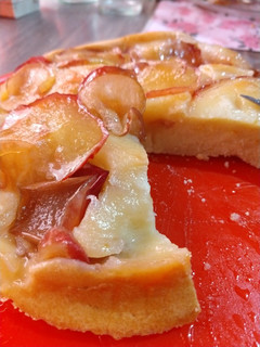 Una foto de Torta de manzanas invertidas sin tacc 🍎
