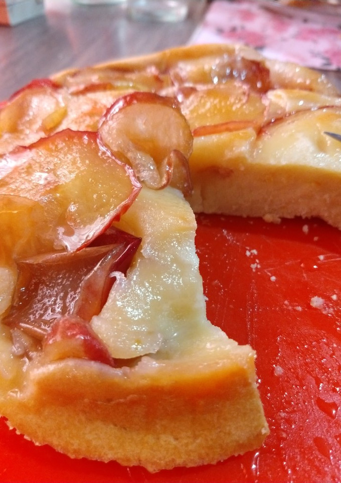 Una foto de Torta de manzanas invertidas sin tacc 🍎