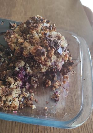 Une photo de Crumble banane fruits rouges noisettes chocolat