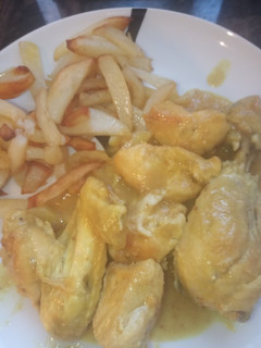 Una foto de Pollo con salsa de almendras y patatas