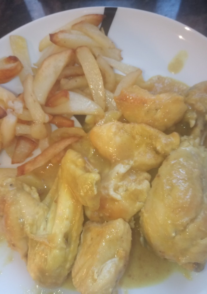Una foto de Pollo con salsa de almendras y patatas