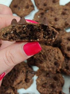 Una foto de Cookies de chocolate y Kinder Bueno